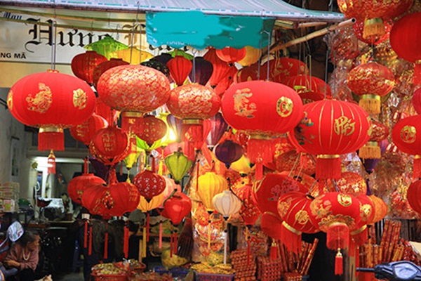 Các mặt hàng được bày bán đa dạng, đủ sắc màu
