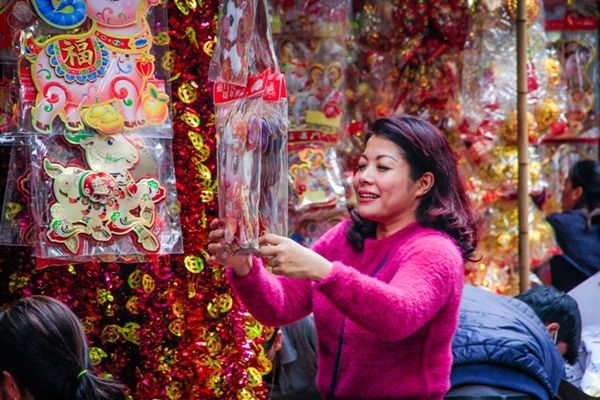 Nhiều cửa hàng bày bán các đồ trang trí cho ngày tết