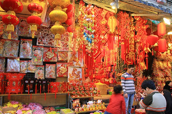 Khu Hàng Mã tràn ngập sắc màu, đây là một trong những địa điểm được trang hoàng bắt mắt, mang lại nét đặc trưng cho Hà Nội lúc xuân về