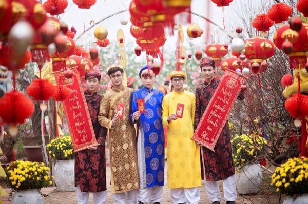 Các nam thanh, nữ tú đều 'sắm' cho mình một bộ ảnh đón Tết truyền thống