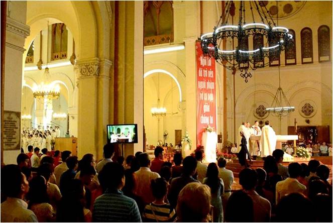 Lễ đón chúa Giêsu ra đời lúc 0h ngày 25/12 tại nhà thờ Đức Bà Sài Gòn.