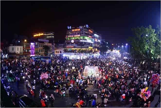 Từng dòng người đổ về khu vực Sòng Bài Trực Tuyến 13win.com Đông Kinh Nghĩa Thục.