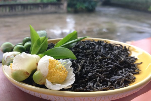 Dùng chè kh&ocirc; khử mùi tủ lạnh cũng r&acirc;́t hi&ecirc;̣u quả