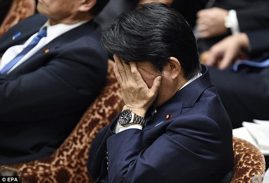 Thủ tướng Nhật Bản Shinzo Abe n&oacute;ng l&ograve;ng chờ đợi tin tức của con tin từ khủng bố IS