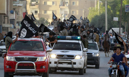 Khủng bố ISIS diễu h&agrave;nh ph&ocirc; trương lực lượng tr&ecirc;n đường phố th&agrave;nh phố Raqqa, miền bắc Syria hồi th&aacute;ng 6