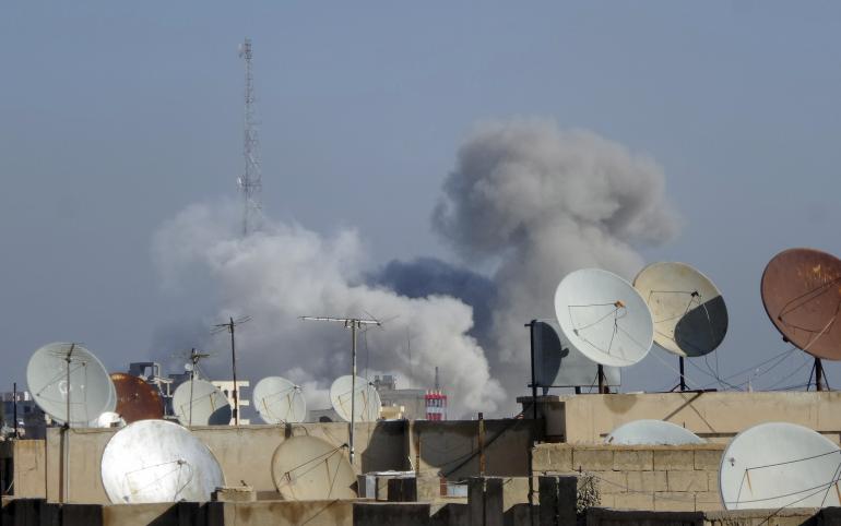 Kh&oacute;i bốc l&ecirc;n sau 4 cuộc kh&ocirc;ng k&iacute;ch của lực lượng trung th&agrave;nh với Tổng thống Syria Bashar Al-Asad ở Raqqa l&agrave;m mất kết nối kh&ocirc;ng d&acirc;y