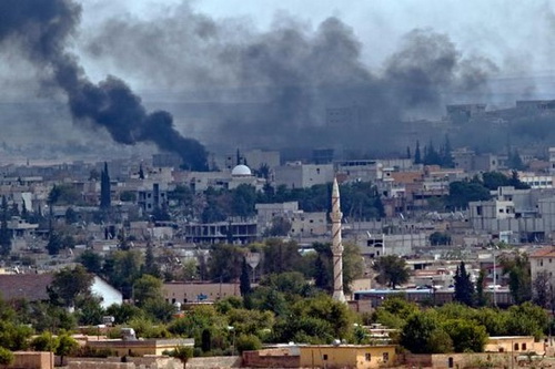 Kh&oacute;i bốc l&ecirc;n trong cuộc giao tranh giữa khủng bố IS v&agrave; lực lượng người Kurd ở Kobani