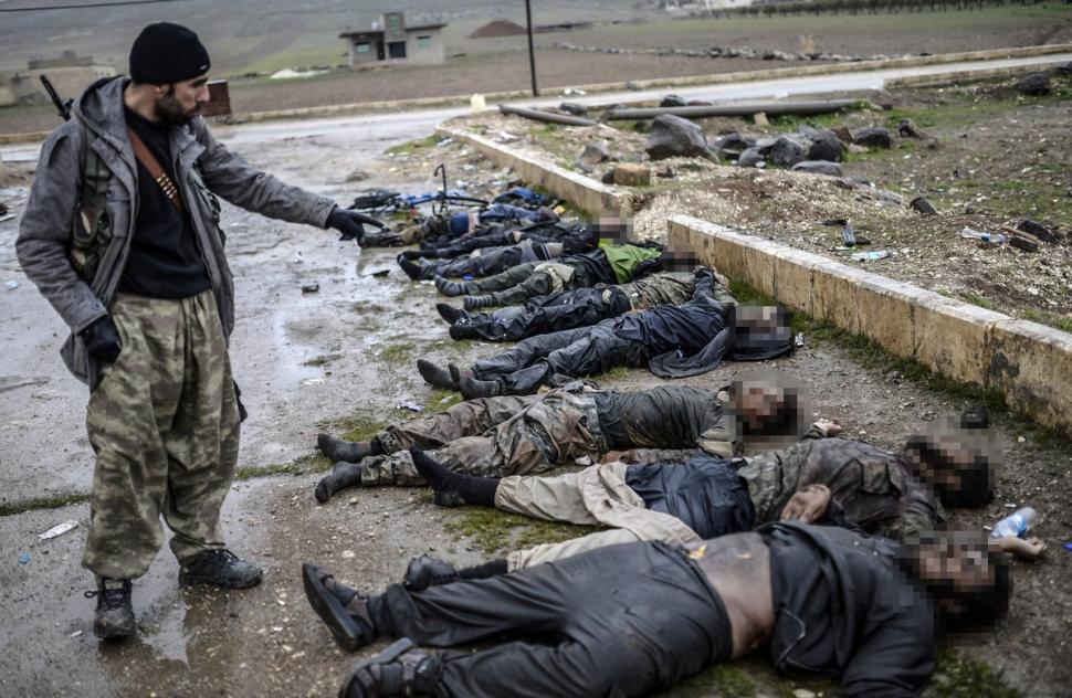 Thi thể của c&aacute;c phần tử khủng bố IS nằm la liệt tr&ecirc;n đường phố Kobani