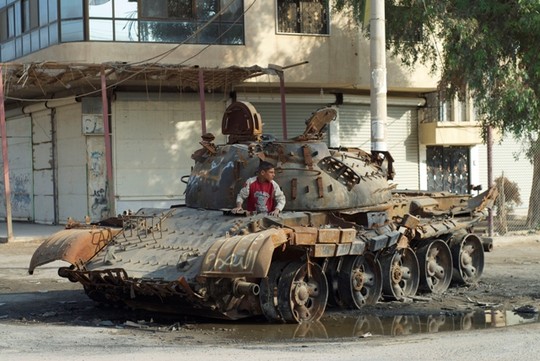 Một xe tăng qu&acirc;n đội Syria bị ph&aacute; hủy ở khu vực Mayadeen, Syria