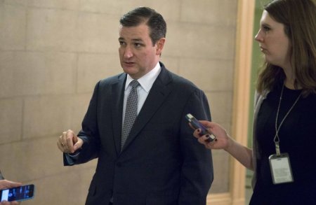 Thượng nghị sĩ Ted Cruz tham dự cuộc họp tranh luận về y&ecirc;u cầu cho ph&eacute;p lực lượng qu&acirc;n sự chống Khủng bố IS của Tỏng thống Obama
