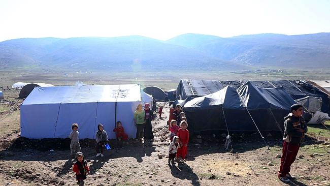 Cộng đồng người Yazidi ở Iraq đứng b&ecirc;n ngo&agrave;i một trại tị nạn ở Mosul khi khủng bố IS chiếm đ&oacute;ng