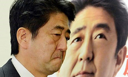 Thủ tướng Shinzo Abe bị c&aacute;c nh&agrave; b&aacute;o trong nước chỉ tr&iacute;ch trong vụ giải cứu hai con tin