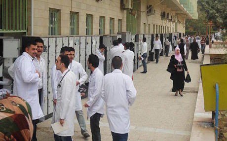 C&aacute;c b&aacute;c sĩ v&agrave; sinh vi&ecirc;n khoa Y tại một trường đại học Y ở Mosul, nơi khủng bố IS chiếm đ&oacute;ng