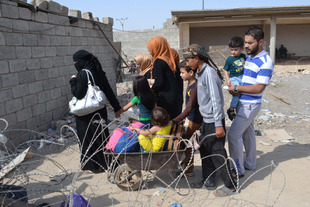 Một gia đ&igrave;nh ở Iraq chạy trốn khủng bố IS đến nơi tr&uacute; ẩn do người Kurd kiểm so&aacute;t