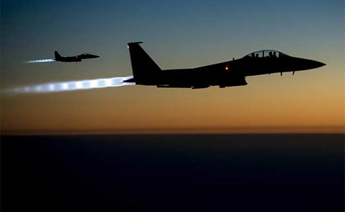 Hai chiến đấu co F-15E Strike Eagles của Mỹ bay tr&ecirc;n bầu trời Iraq sau khi tiến h&agrave;nh c&aacute;c cuộc kh&ocirc;ng k&iacute;ch chống lại khủng bố IS