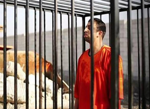 H&igrave;nh ảnh từ video cho thấy phi c&ocirc;ng người Jordan, Muath al-Kasaesbeh bị khủng bố IS thi&ecirc;u sống