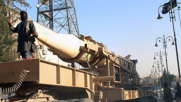 Khủng bố IS trong một buổi diễu hành ở Raqqa, Syria 