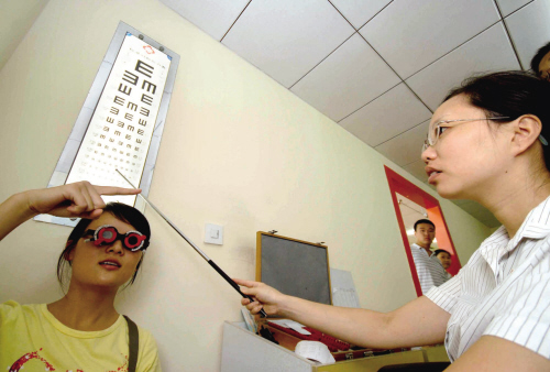 Đưa con em đến bệnh viện kh&aacute;m mắt v&agrave; đo k&iacute;nh l&agrave; phương &aacute;n an to&agrave;n, đảm bảo