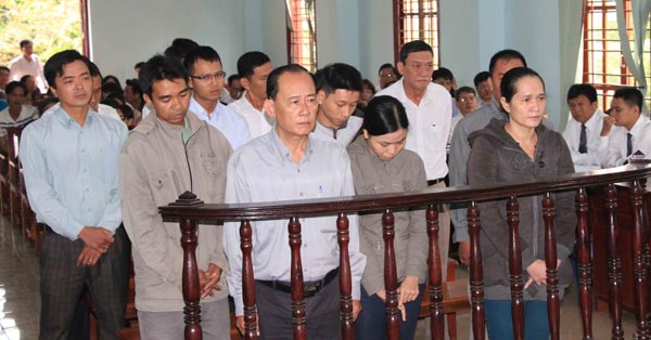 Các bị cáo trong vụ lừa đảo hơn 200 tỷ đồng Các bị cáo trong vụ lừa đảo hơn 200 tỷ đồng