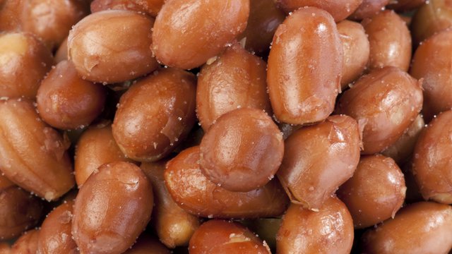 Qu&aacute; tr&igrave;nh rang lạc l&agrave;m ph&aacute;t sinh nhiều triệu chứng dị ứng