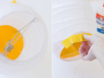 Cắt một dải giấy nh&uacute;n m&agrave;u v&agrave;ng chiều rộng khoảng 5cm, sau đ&oacute; lại cắt tua rua dọc theo chiều d&agrave;i dải giấy