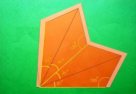 Đầu ti&ecirc;n vẽ một tam gi&aacute;c g&oacute;c t&ugrave; 120 độ, tiếp tục vẽ một tam gi&aacute;c thứ 2 đối xứng với n&oacute; qua cạnh huyền