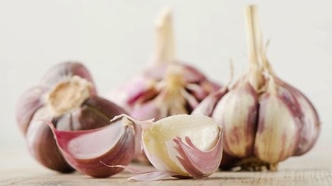 C&ocirc;ng dụng làm đẹp từ tỏi kh&ocirc;ng phải ai cũng bi&ecirc;́t