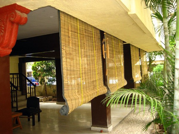 L&agrave;m m&aacute;t nh&agrave; hiệu quả bằng c&aacute;ch treo m&agrave;nh tre trước cửa nh&agrave;