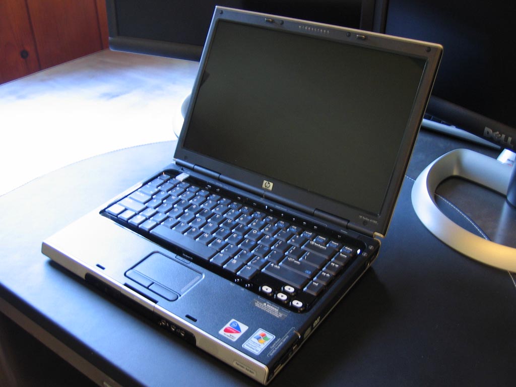 Laptop khuyến m&atilde;i được b&aacute;n ra với mức gi&aacute; rẻ tặng k&egrave;m nhiều qu&agrave; tặng