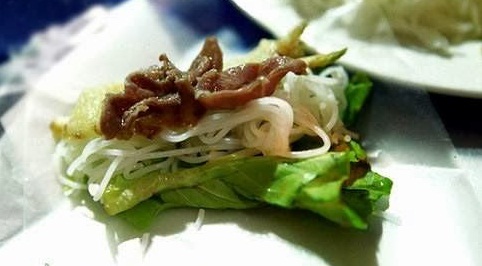 Thịt b&ograve; sau khi nh&uacute;ng lẩu cuốn với x&agrave; l&aacute;ch, rau thơm rất dễ ăn