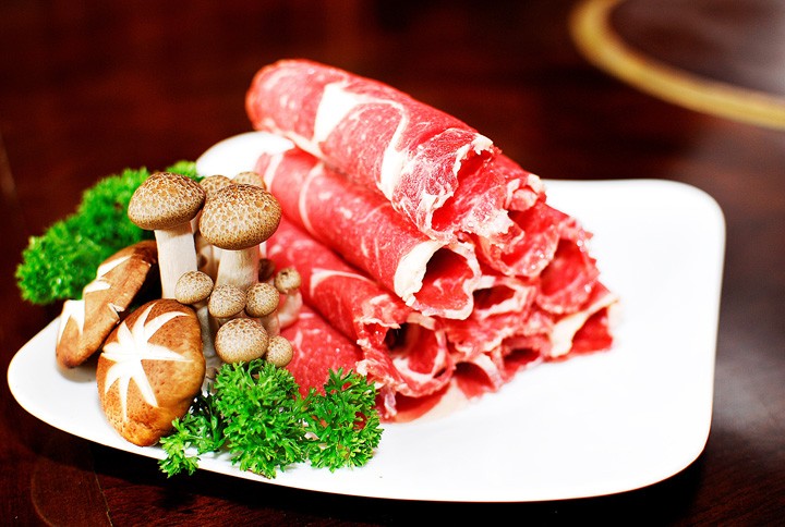 Thịt b&ograve; nh&uacute;ng giấm n&ecirc;n chọn loại thăn b&ograve;, th&aacute;i l&aacute;t mỏng