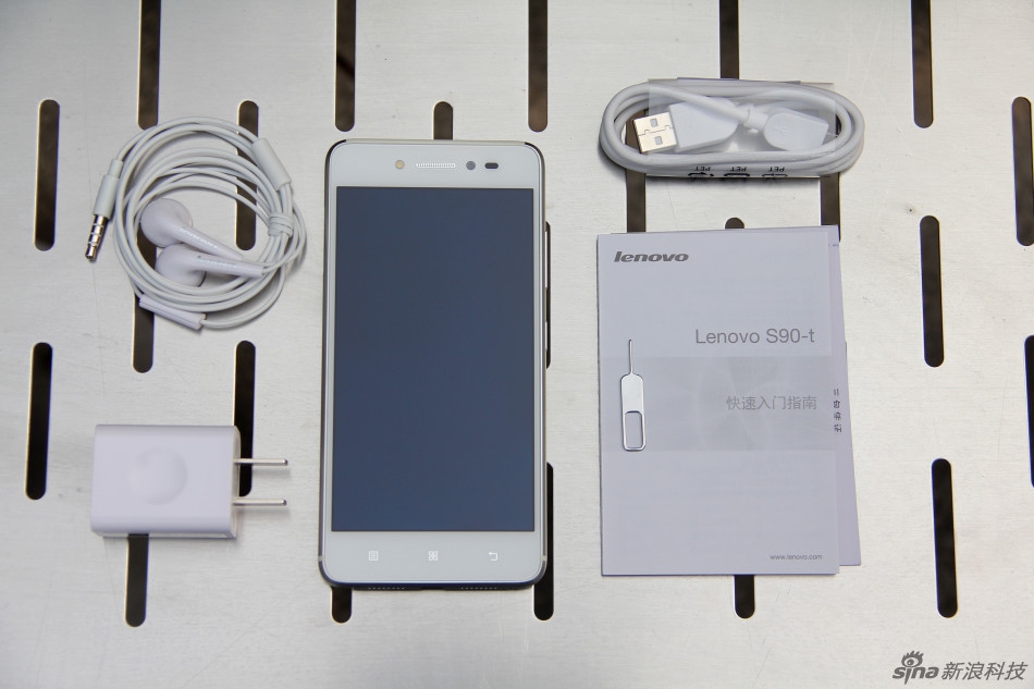 Các phụ kiện đi kèm của Sisley S90 cũng không khác gì của iPhone 6