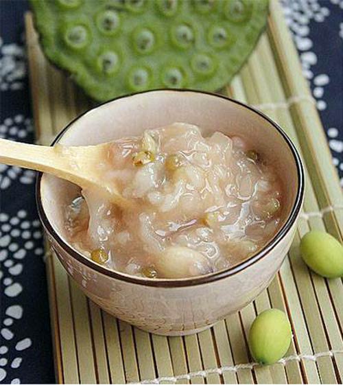 Ch&aacute;o hạt sen nấm trong m&acirc;m cỗ chay dịp lễ vu lan