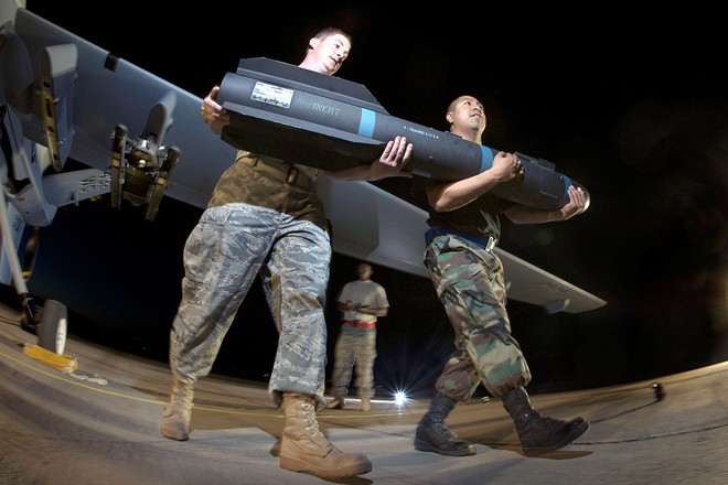 T&ecirc;n lửa Hellfire của những chiếc MQ-9 Reaper v&agrave; c&aacute;c loại m&aacute;y bay kh&ocirc;ng người l&aacute;i vũ trang kh&aacute;c