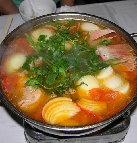 Chẳng c&oacute; g&igrave; th&iacute;ch bằng thưởng thức nồi lẩu ch&aacute;o c&aacute; quả n&oacute;ng hổi b&ecirc;n gia đ&igrave;nh trong dịp nghỉ lễ d&agrave;i ng&agrave;y 2/9. 