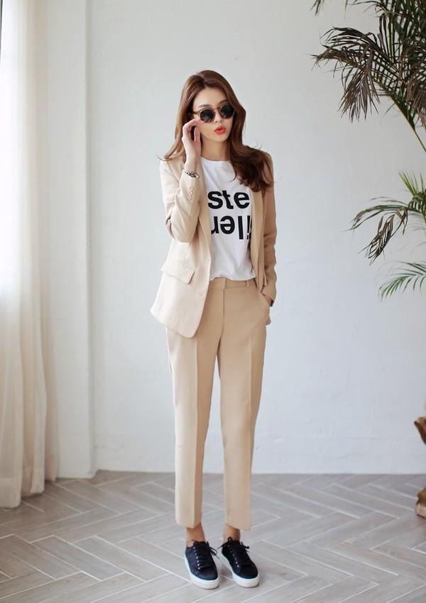 Quần t&acirc;y gi&uacute;p những c&ocirc; n&agrave;ng 'c&ograve; hương' c&oacute; thể mặc đẹp mỗi ng&agrave;y 