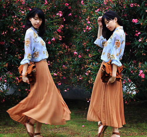 Ch&acirc;n v&aacute;y midi v&agrave; &aacute;o hoa l&agrave; một gợi &yacute; cho bạn g&aacute;i y&ecirc;u phong c&aacute;ch vintage cổ điển