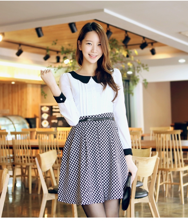 Phối sơ mi trắng với ch&acirc;n v&aacute;y x&ograve;e họa tiết l&agrave; một gợi &yacute; để mặc đẹp mỗi ng&agrave;y