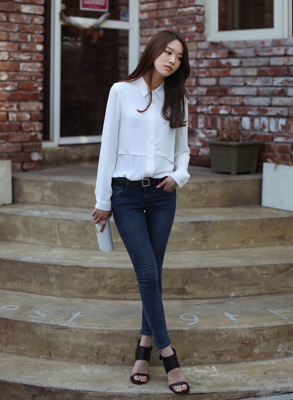 Kết hợp sơ mi trắng v&agrave; quần jeans vừa đơn giản vừa trẻ trung để mặc đẹp mỗi ng&agrave;y
