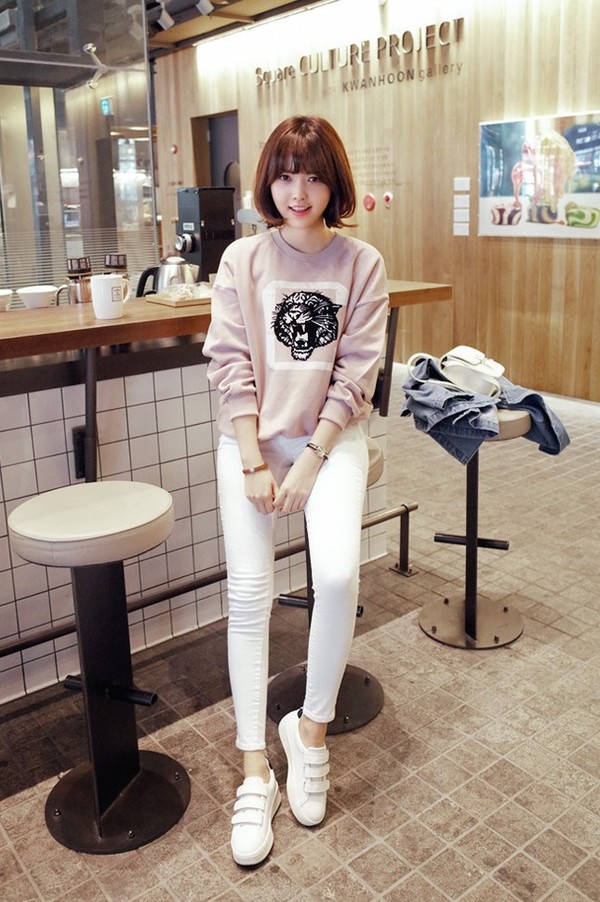 Bạn g&aacute;i c&oacute; thể mặc đẹp mỗi ng&agrave;y bằng việc phối &aacute;o ph&ocirc;ng d&agrave;i tay v&agrave; quần jeans s&aacute;ng m&agrave;u