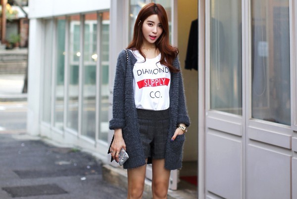 Chị em c&oacute; thể tận dụng cardigan của m&ugrave;a đ&ocirc;ng cho m&ugrave;a xu&acirc;n h&egrave; để mặc đẹp mỗi ng&agrave;y