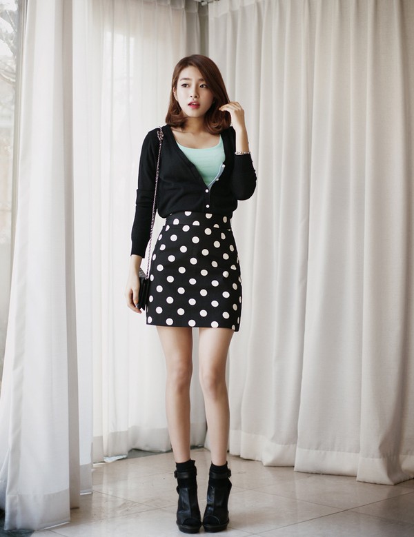 Mix &aacute;o cardigan với ch&acirc;n v&aacute;y &ocirc;m ngắn vừa thời trang vừa hợp thời tiết xu&acirc;n m&aacute;t mẻ
