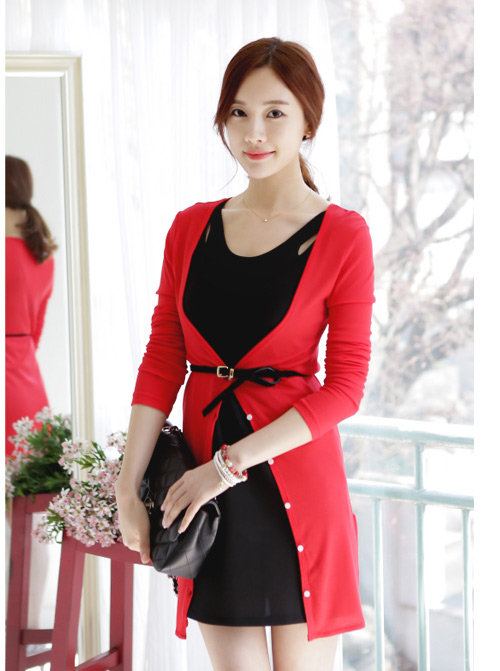 C&aacute;c c&ocirc; n&agrave;ng c&ocirc;ng sở c&oacute; thể mặc đẹp mỗi ng&agrave;y với đầm su&ocirc;ng v&agrave; cardigan d&aacute;ng d&agrave;i