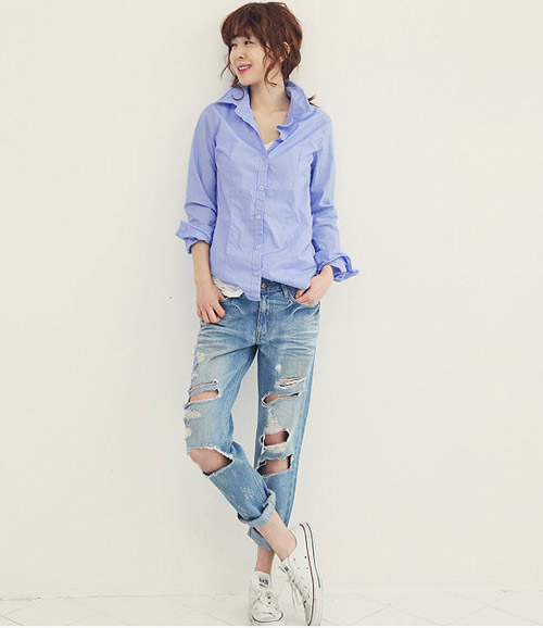 C&aacute;c c&ocirc; n&agrave;ng năng động c&oacute; thể phối sơ mi với jeans r&aacute;ch mặc đẹp mỗi ng&agrave;y