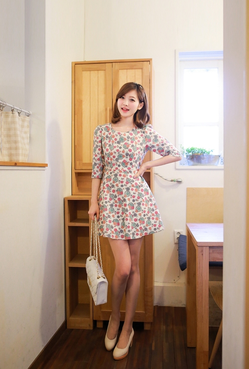 Một chiếc v&aacute;y liền hoa cũng l&agrave; một gợi &yacute; để mặc đẹp mỗi ng&agrave;y