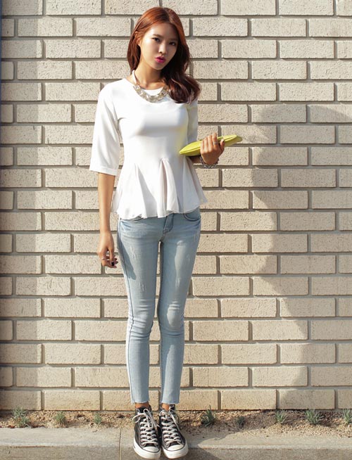 Mặc đẹp mỗi ng&agrave;y với phong c&aacute;ch mới lạ mix &aacute;o peplum v&agrave; quần jean