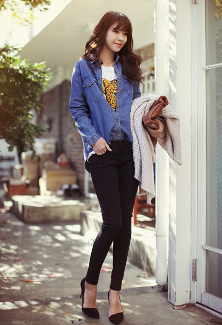 Chọn c&aacute;ch phối &aacute;o denim b&ecirc;n ngo&agrave;i &aacute;o thun cũng l&agrave; một gợi &yacute; để mặc đẹp mỗi ng&agrave;y