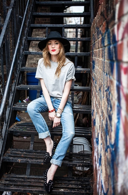 Với c&ocirc; n&agrave;ng c&aacute; t&iacute;nh, việc mix &aacute;o ph&ocirc;ng v&agrave; quần jeans l&agrave; rất th&iacute;ch hợp
