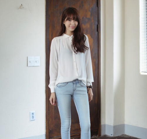 Những c&ocirc; n&agrave;ng y&ecirc;u th&iacute;ch sự nữ t&iacute;nh c&oacute; thể mặc đẹp mỗi ng&agrave;y với &aacute;o sơ mi voan v&agrave; quần jeans