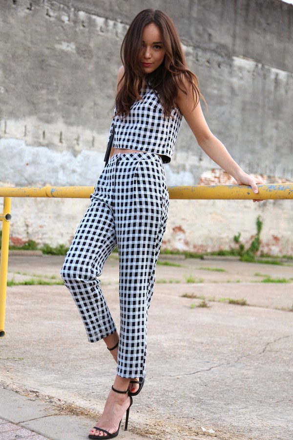 Mặc cả một bộ kẻ caro với điểm nhấn l&agrave; chiếc &aacute;o croptop thời trang v&agrave; bắt mắt